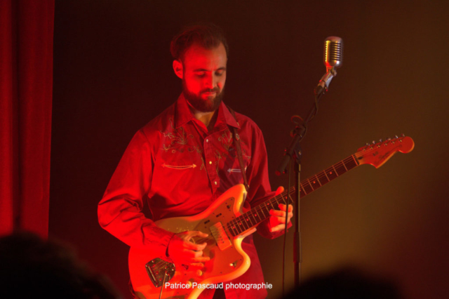 Photo Guitariste Concert Groupe Crazy Dolls and the Bollocks - Les Loges Virelartdaise - Virelade