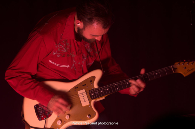 Photo Guitariste Concert Groupe Crazy Dolls and the Bollocks - Les Loges Virelartdaise - Virelade