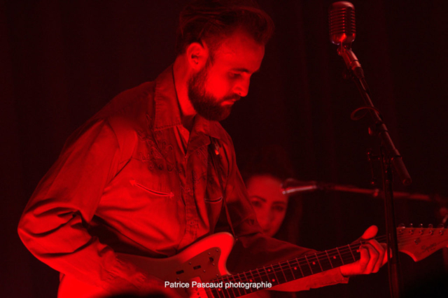 Photo Guitariste Concert Groupe Crazy Dolls and the Bollocks - Les Loges Virelartdaise - Virelade