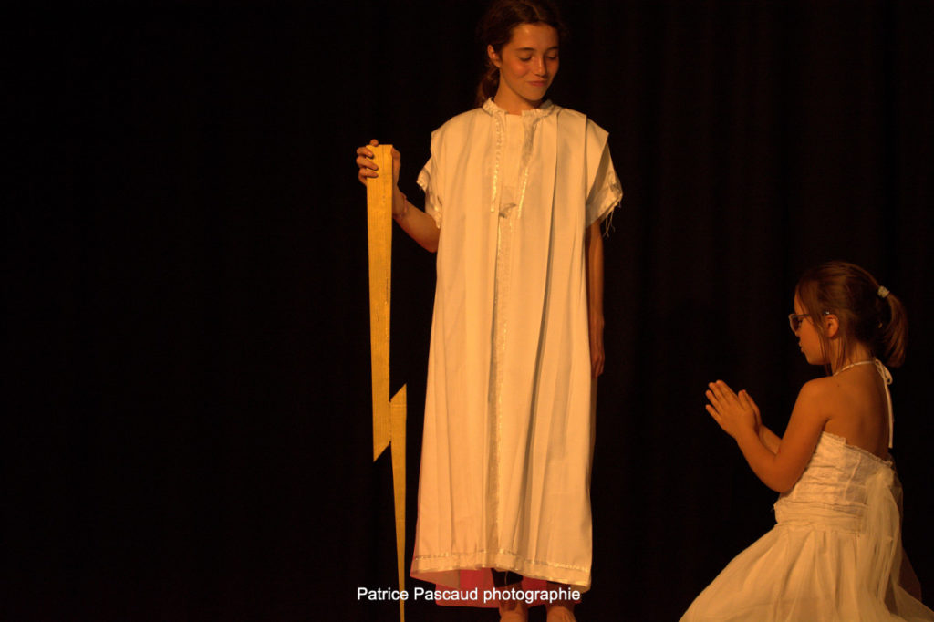 Photo pièce de théâtre Enquête sur l'Olympe au Festival aux 1ères Loges - Les Loges Virelartdaise - Virelade