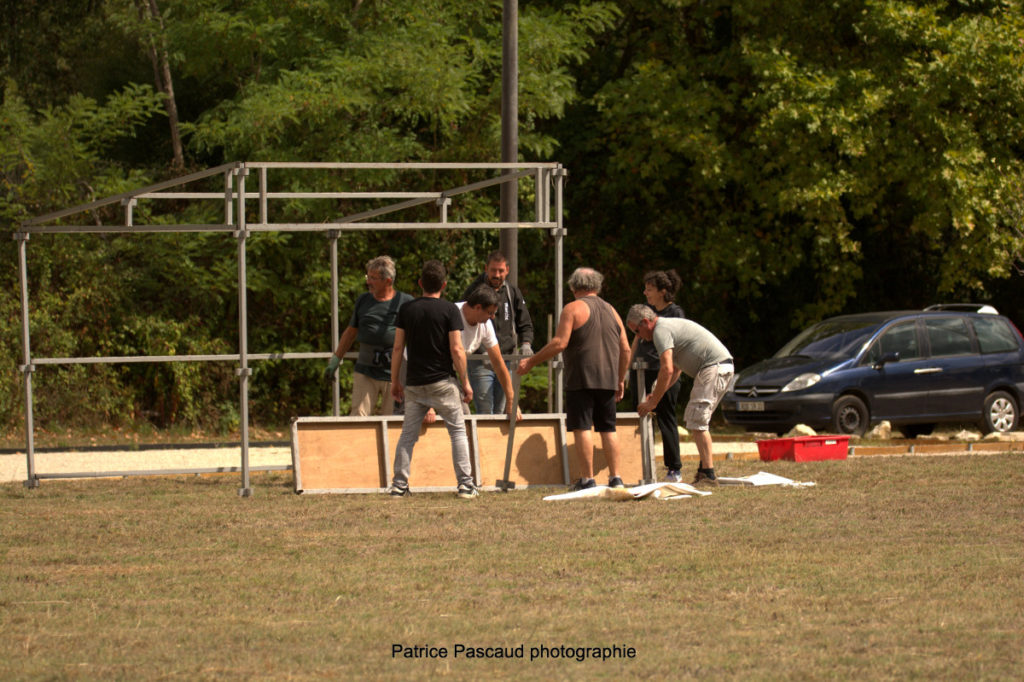 Photo Installation du festival Musica Virlive de Virelade par les bénévoles - Les Loges Virelartdaise