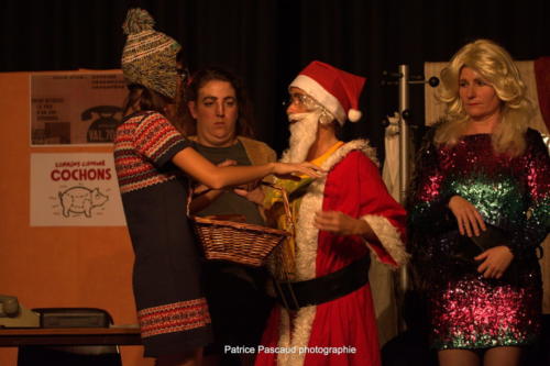 Le pere Noel est une ordure Compagnies Academie des Arts Aux 1eres Loges Les Loges Virelartdaise 2023 (37)