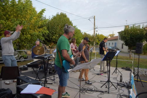 Scene d ete Virelade 2025 Les Loges Virelart daise Concert Acousteel Gang (10)