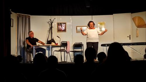 Sur le marché par Volancia Festival Théâtre Aux 1ères Loges Les Loges Virelart'daise - 01 (14)