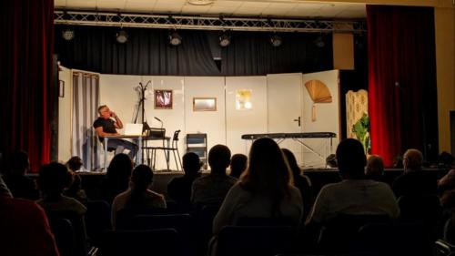 Sur le marché par Volancia Festival Théâtre Aux 1ères Loges Les Loges Virelart'daise - 01 (3)