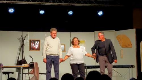 Sur le marché par Volancia Festival Théâtre Aux 1ères Loges Les Loges Virelart'daise - 01 (64)