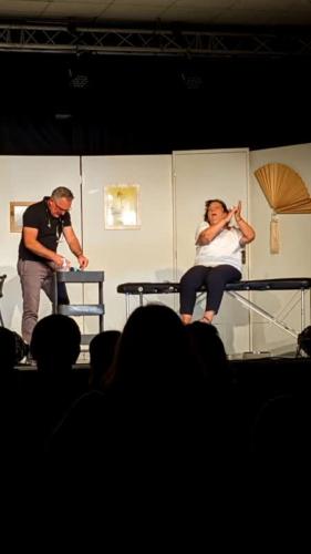 Sur le marché par Volancia Festival Théâtre Aux 1ères Loges Les Loges Virelart'daise - 01 (83)