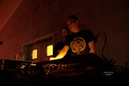 La technique est prête pour le concert du groupe reggae S.O Unity, à Virelade - Les Loges Virelart'daise