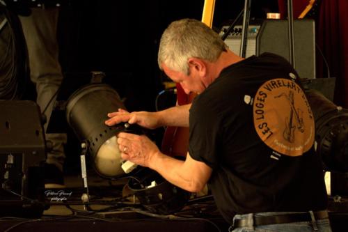 Philippe, président de l'association Les Loges Virelart'daise fait les derniers réglages lumières pour le concert de S.O Unity à Virelade