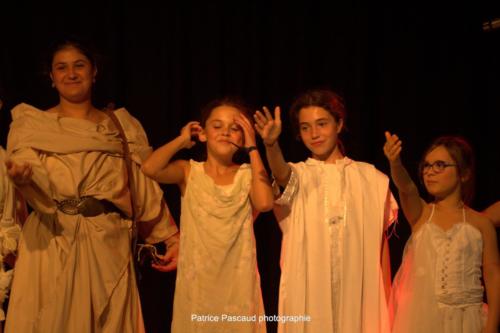 Ecole de Théâtre Thalie, pièce Enquête sur l'Olympe, au Festival Aux 1ères Loges - Les Loges Virelart'daise 7