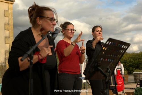 Ecole de Théâtre Vie de Bohème et Tu signes, je t'entends, pièce La Fleur qui dérange au Festival Aux 1ères Loges - Les Loges Virelart'daise