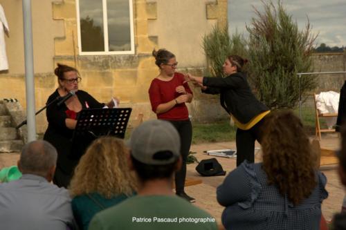 Ecole de Théâtre Vie de Bohème et Tu signes, je t'entends, pièce La Fleur qui dérange au Festival Aux 1ères Loges - Les Loges Virelart'daise 3