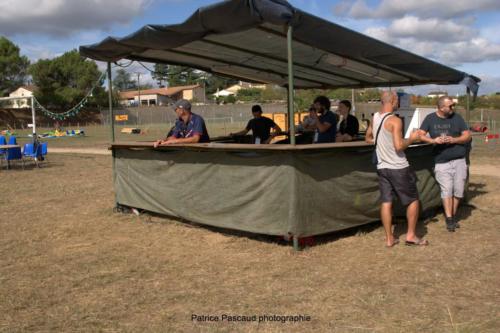 Bénévoles à la buvette en cours d'installation du Festival Musica Vir'Live de Virelade