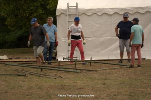 Installation du barnum pour la restauration du Festival Musica Vir'Live de Virelade