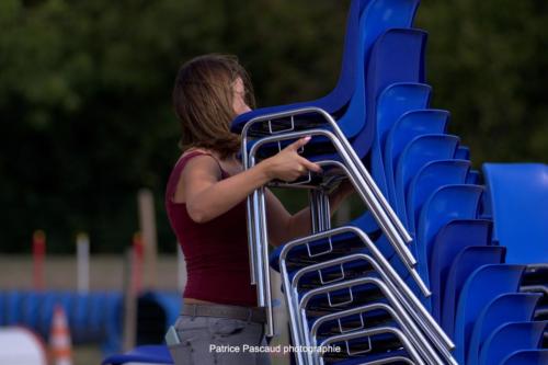 Installation des tables et des chaises dans le village du Festival Musica Vir'Live de Virelade