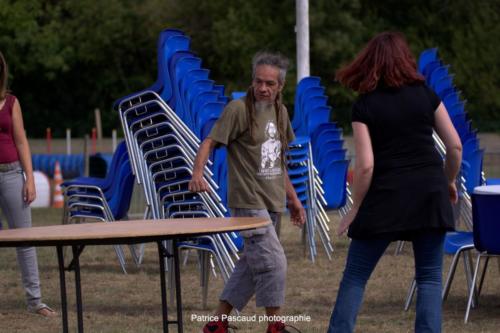 Installation des tables et des chaises dans le village du Festival Musica Vir'Live de Virelade 2