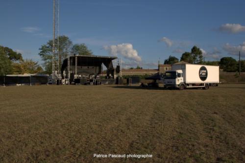 Installation de la scène du Festival Musica Vir'live de Virelade