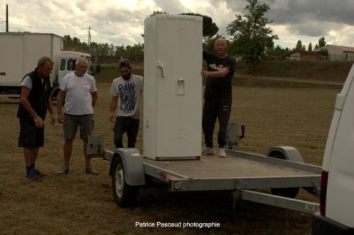 Installation de la restauration par les bénévoles au Festival Musica Vir'Live de Virelade