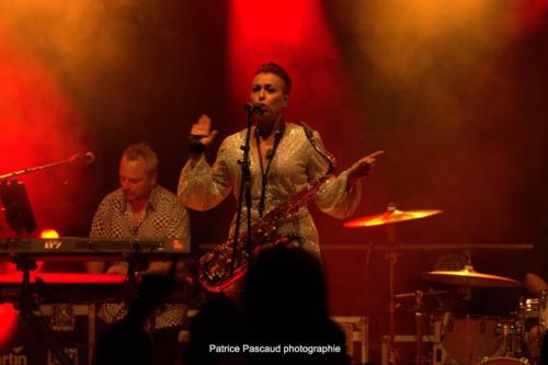 Emilie, chanteuse, sur la scène du festival musica Vir'Live - Madame Rouge - Festival Musica Vir'Live - Virelade - Les Loges Virelart'daise